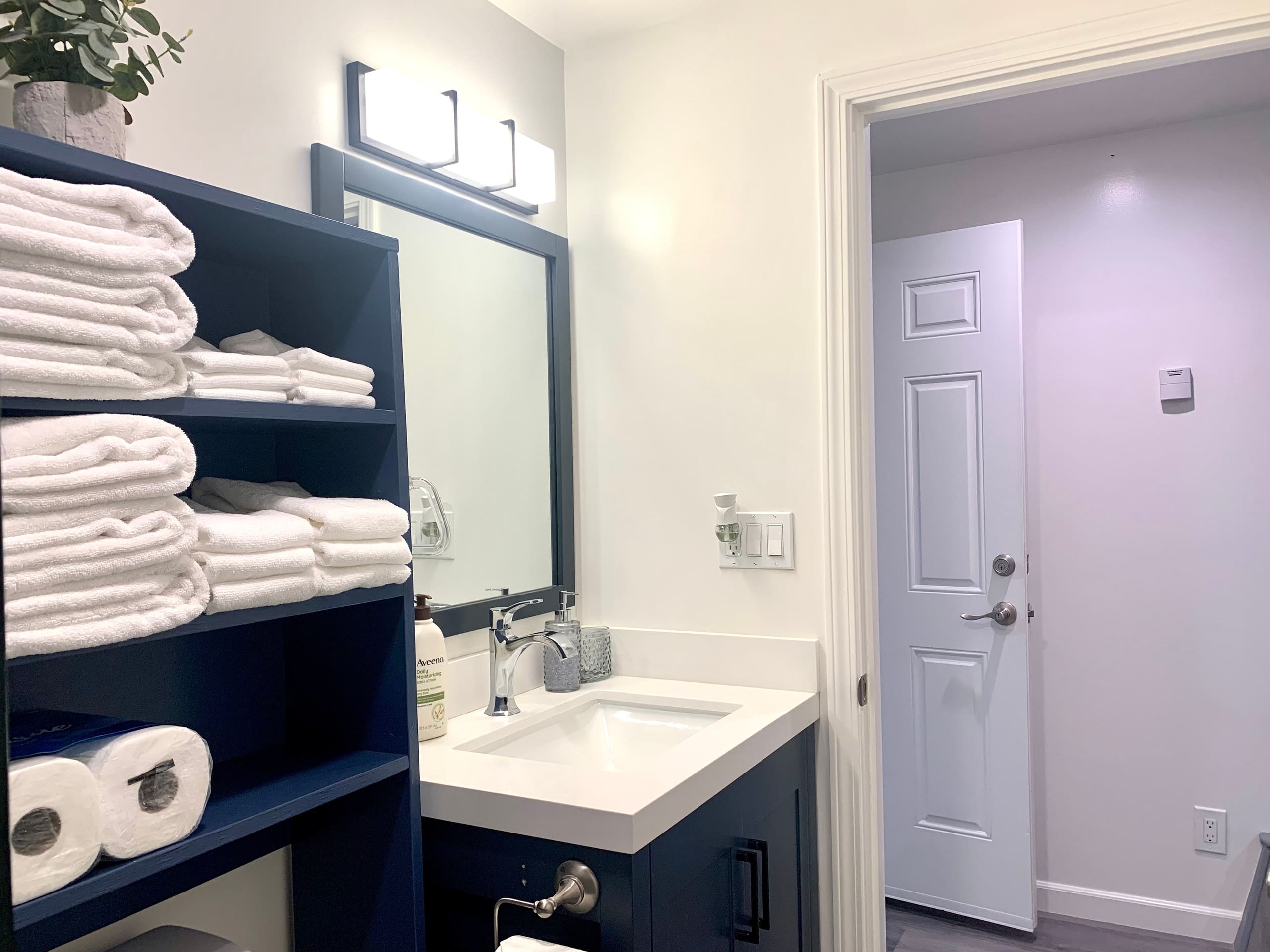 Home in San Francisco · ★4.93 · 2 bedrooms · 2 beds · 1 bath - Image 27