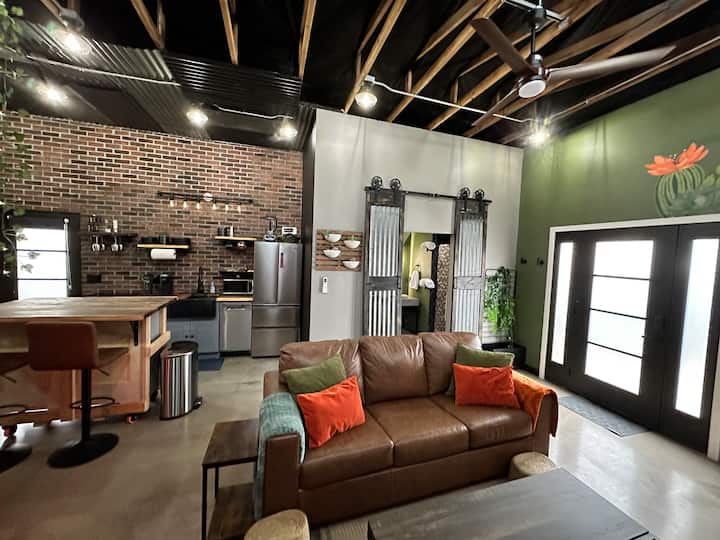 Industrial Style Downtown Studio W/backyard - Phoenix, AZ