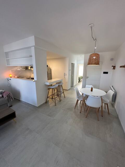 Beautiful downtown apartment one block from the sea