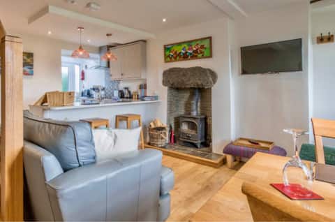 Top Airbnb: Tranquil Country Cottage Cartmel Private Parking in Lower Allithwaite