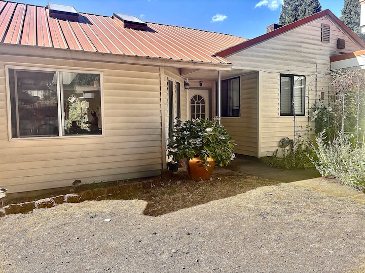 Cozy Two Bedrooms With Sunroom - Happy Valley, OR