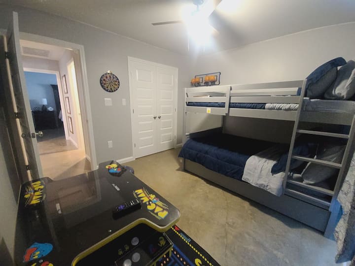 חדר קומתיים בגודל מלא עם טרנדל