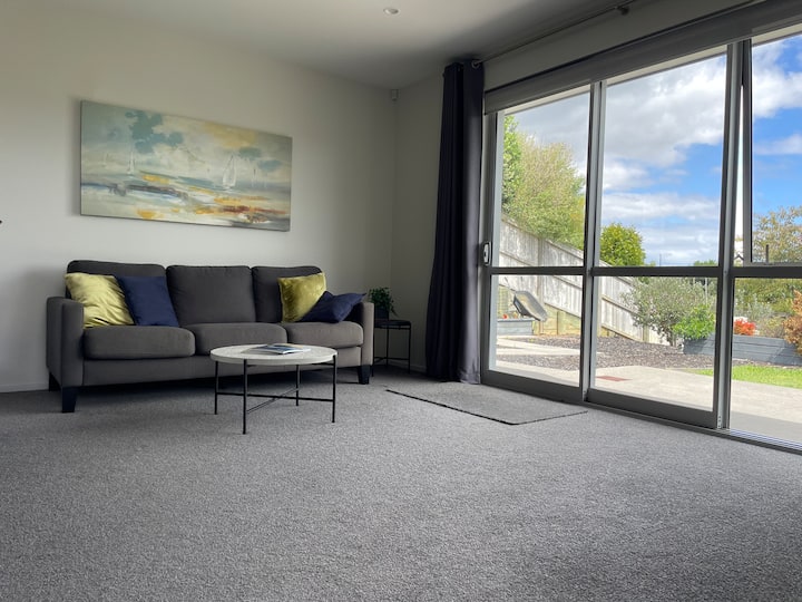 Cozy Coastal Apartment - Beachlands