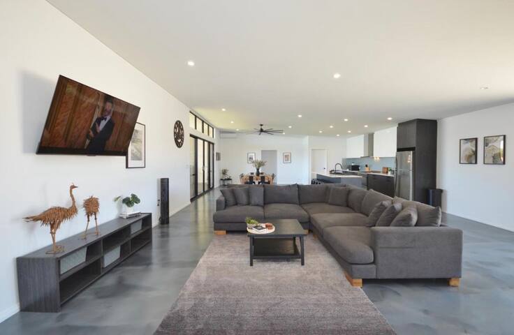 Off The Hook. Large Spacious House on Acherage gallery image 2