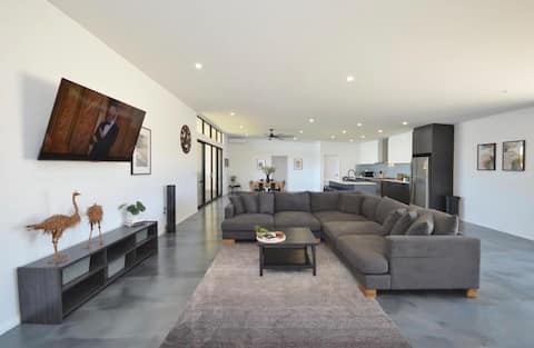 Popular Airbnb listing: Off The Hook. Large Spacious House on Acherage in Kalbarri