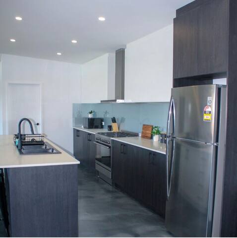 Off The Hook. Large Spacious House on Acherage gallery image 5