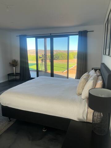 Off The Hook. Large Spacious House on Acherage gallery image 3