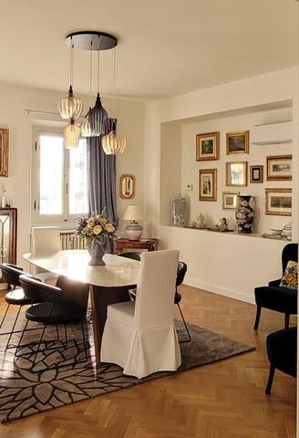 Elegant apartment Duomo view gallery image 4