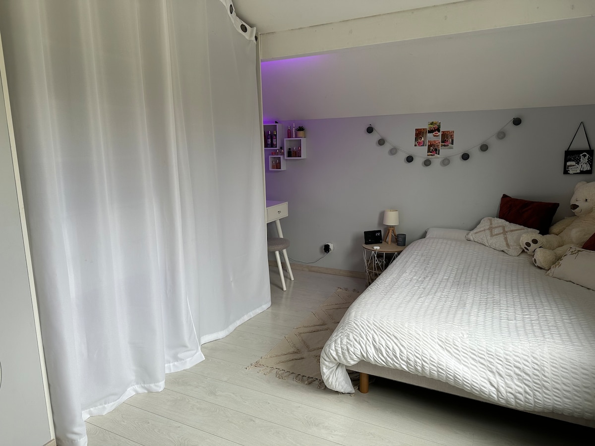 Спалня с двойно легло 140 см, бюро, килер и басейн и изглед към планината