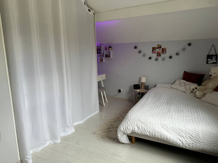 חדר שינה עם מיטה זוגית 140 ס"מ, שולחן כתיבה, ארון אחסון ובריכה ונוף להרים