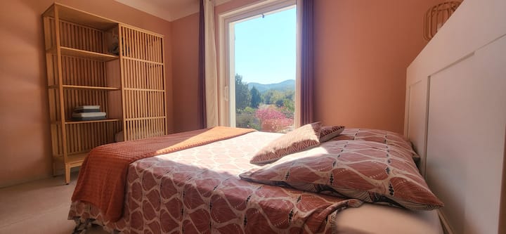 卧室位于底楼。 可使用露台。床140x190。 羽绒被和格子桌布。包括每人2条擦手巾。