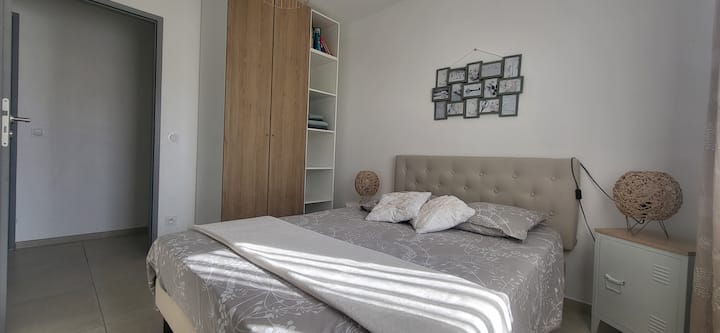 楼上卧室。 泳池景观。床140x190。 羽绒被和格子布。每人2条手巾。