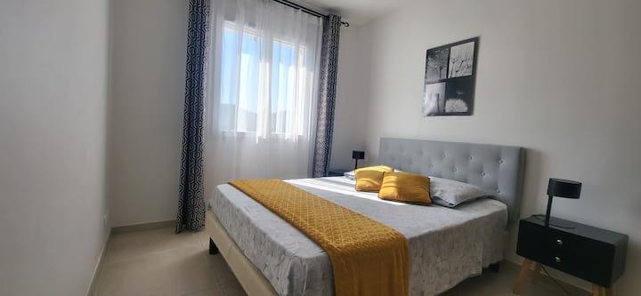 楼上卧室。 泳池景观。床140x190。 羽绒被和格子布。每人2条手巾。