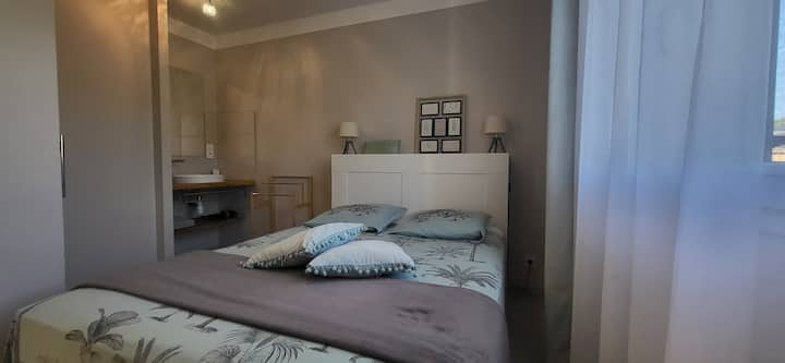 卧室位于底楼。 葡萄园景观。 床140x190。 羽绒被和格子桌布。包括每人2条擦手巾。