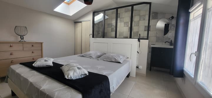 楼上卧室。 泳池景观。床160 x 200。 羽绒被和格子桌布。包括每人2条擦手巾。