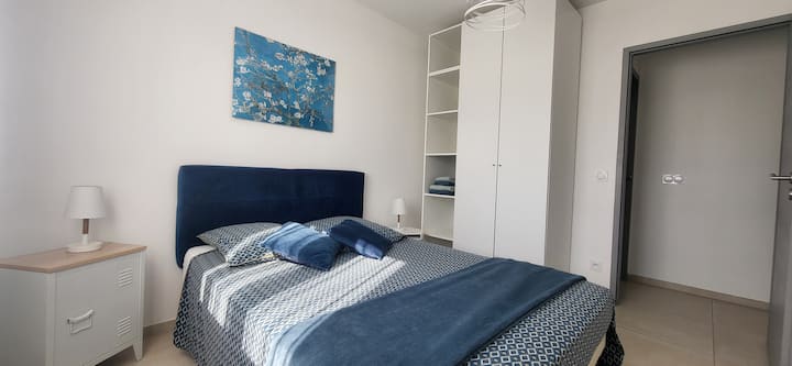 楼上卧室。 泳池景观。床140x190。 羽绒被和格子布。每人2条手巾。