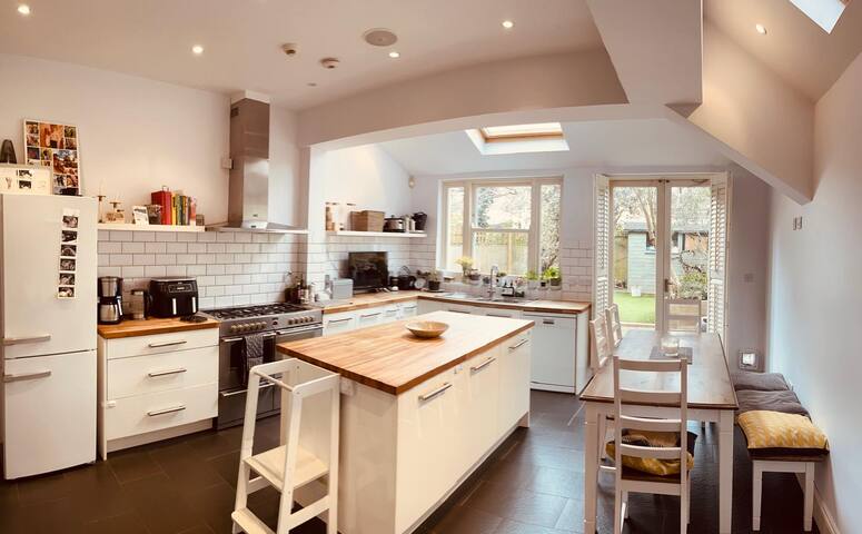 Great central 5 bed home, ideal for Wimbledon gallery image 5