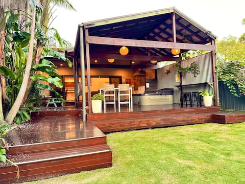 Spa-Beaches-Pet Friendly
Spacious Coastal Retreat