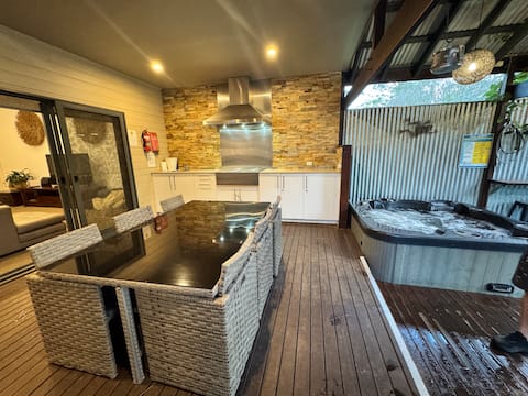 Spa-Beaches-Pet Friendly
Spacious Coastal Retreat