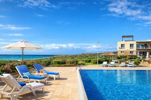 Seafront holiday home surrounded by nature