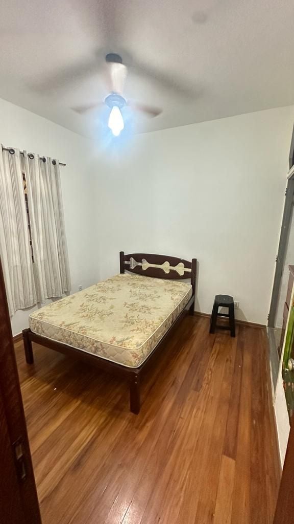 Habitación con una cama doble, armario y cajón. 