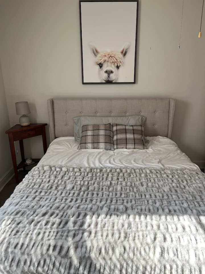 Kitanda aina ya Queen ambacho kinalala 2. 