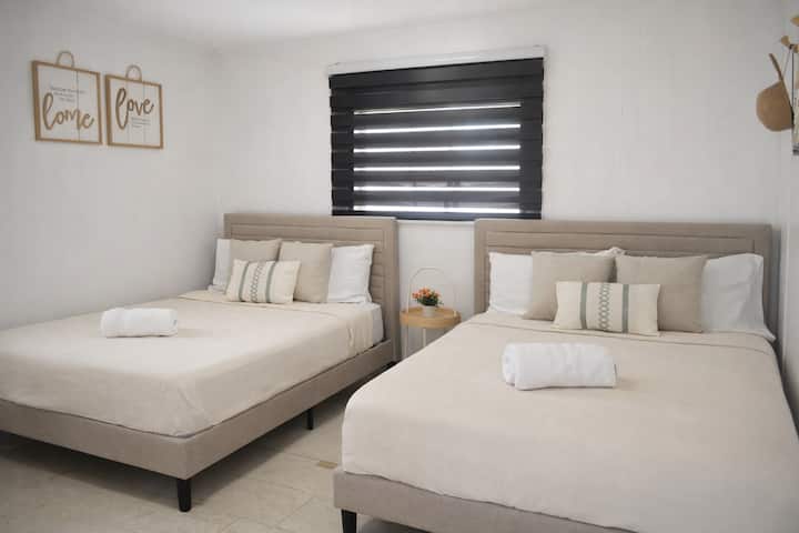 Comfortable and cozy room with two comfortable beds, air conditioning, and a peaceful atmosphere, ideal for resting after a day exploring the beautiful beaches of western Puerto Rico. Perfect for families or groups.