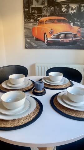 5* | 3 Bed Home | Free Parking | Prime Location gallery image 2