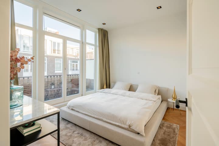 ห้องนอนสว่างสดใสเข้าถึงระเบียงส่วนตัวได้โดยตรง