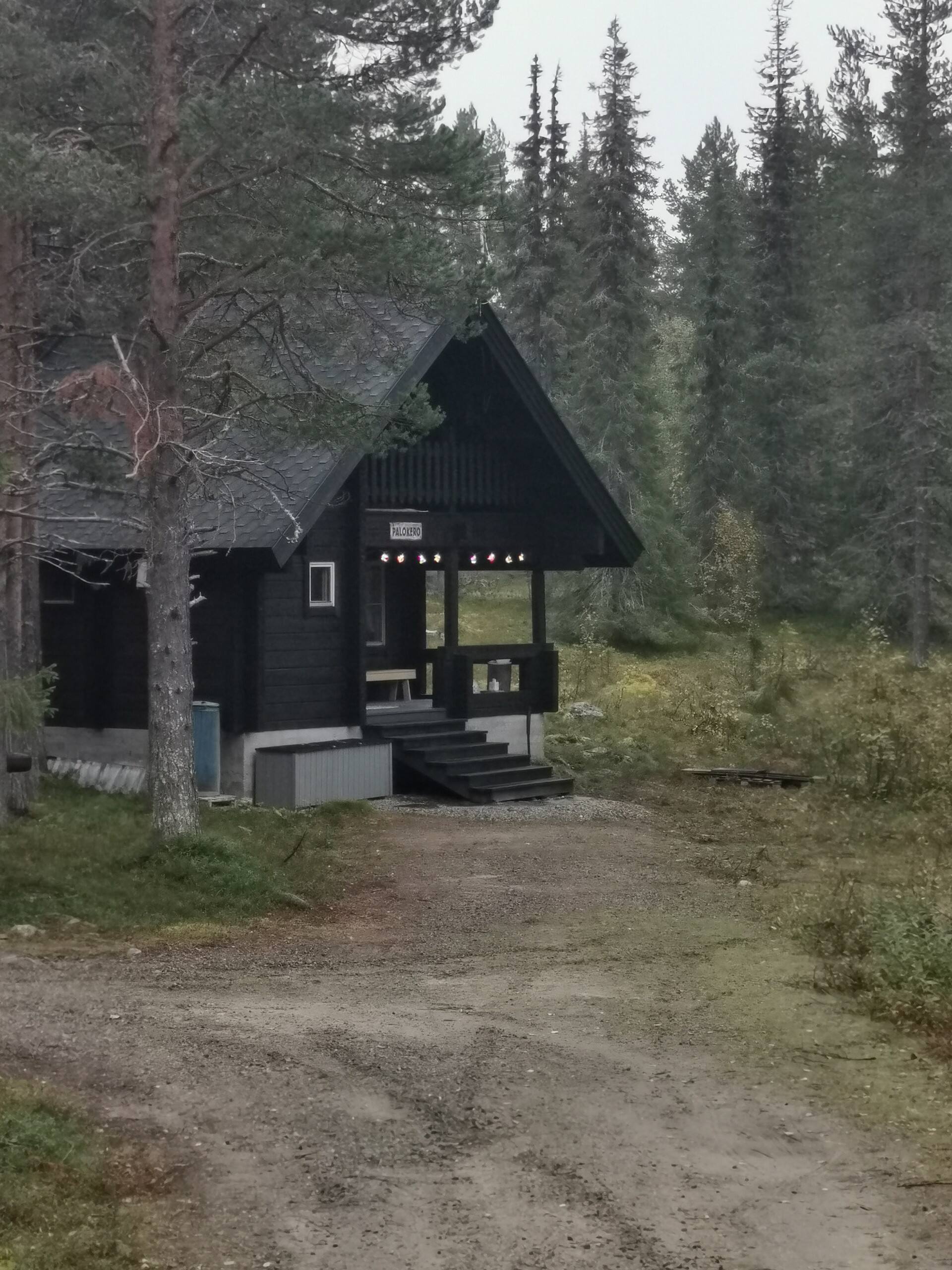 A cozy cottage with a fireplace and sauna in the heart of Lapland