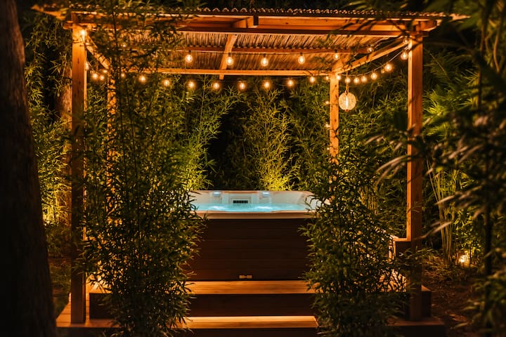 Jungle Oasis 4BR, hot tub, heated pool, pickleball