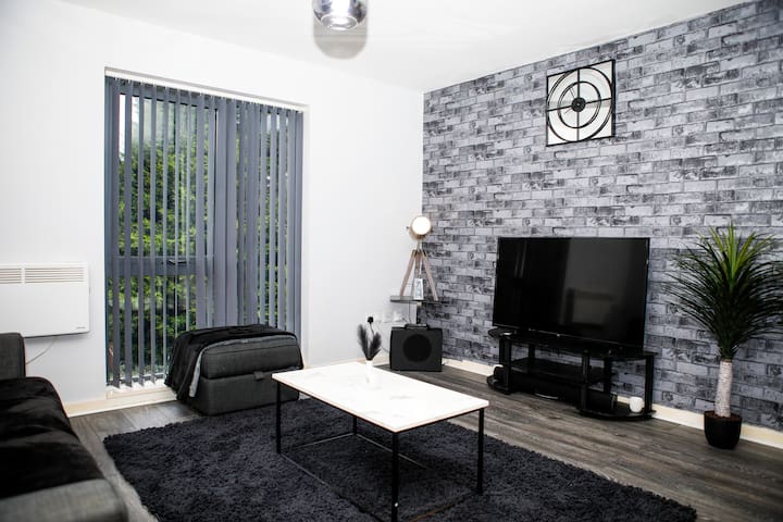 Stylish two-bedroom Salford Quays apartment