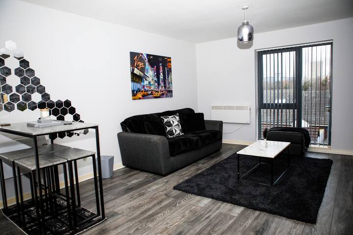 Stylish two-bedroom Salford Quays apartment gallery image 5