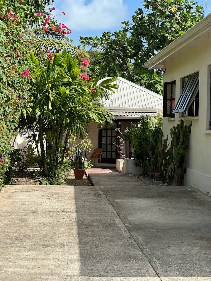 Private Studio Cottage With Pool In Dover - Barbados