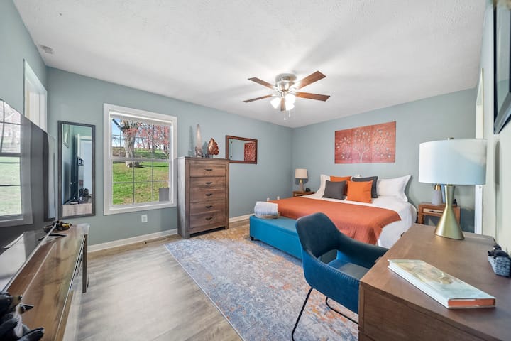 主卧室配有套房卫生间和工作站。