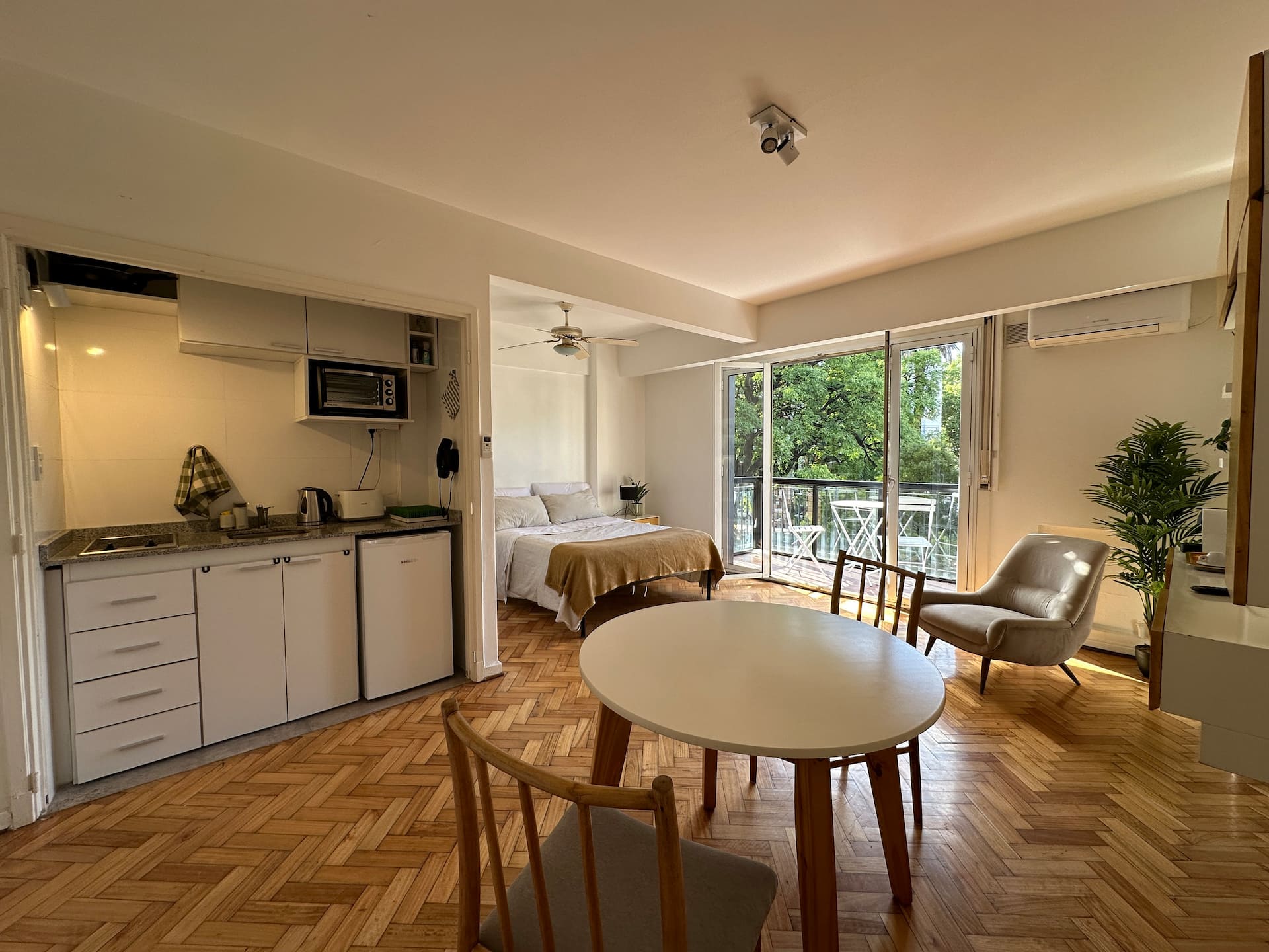 Charming Studio with great view of the Plaza!