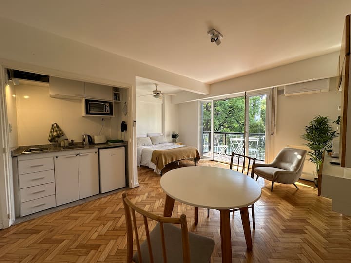 Kitnet com varanda e vista para a Plaza e a Basílica em Palermo