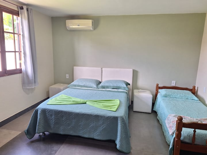 1 cama de casal Box , 1 cama de solteiro,  2 puff laterais  da cama , ar condicionado.