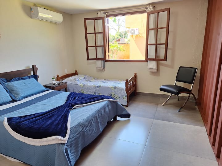 1 cama de casal e 1 de solteiro c/ 2 mesinhas de cabeceiras e 1 cadeira  c/ ar condicionado.