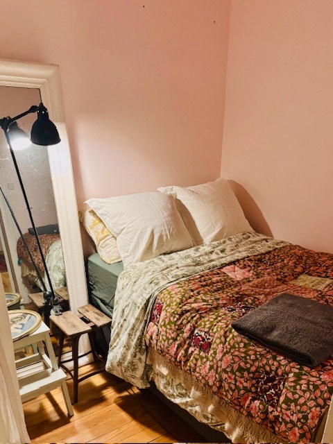 Dormitorio pequeño y acogedor con una cama de 120 cm x 190 cm. 