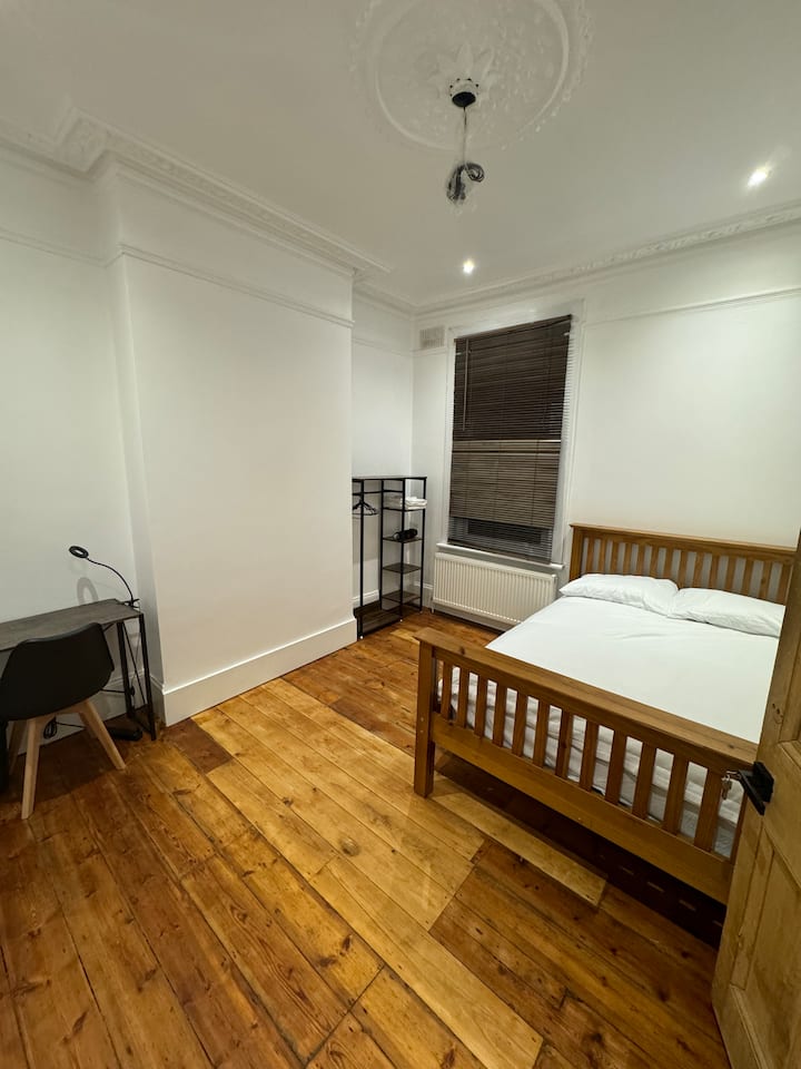 Quarto com cama de casal 4