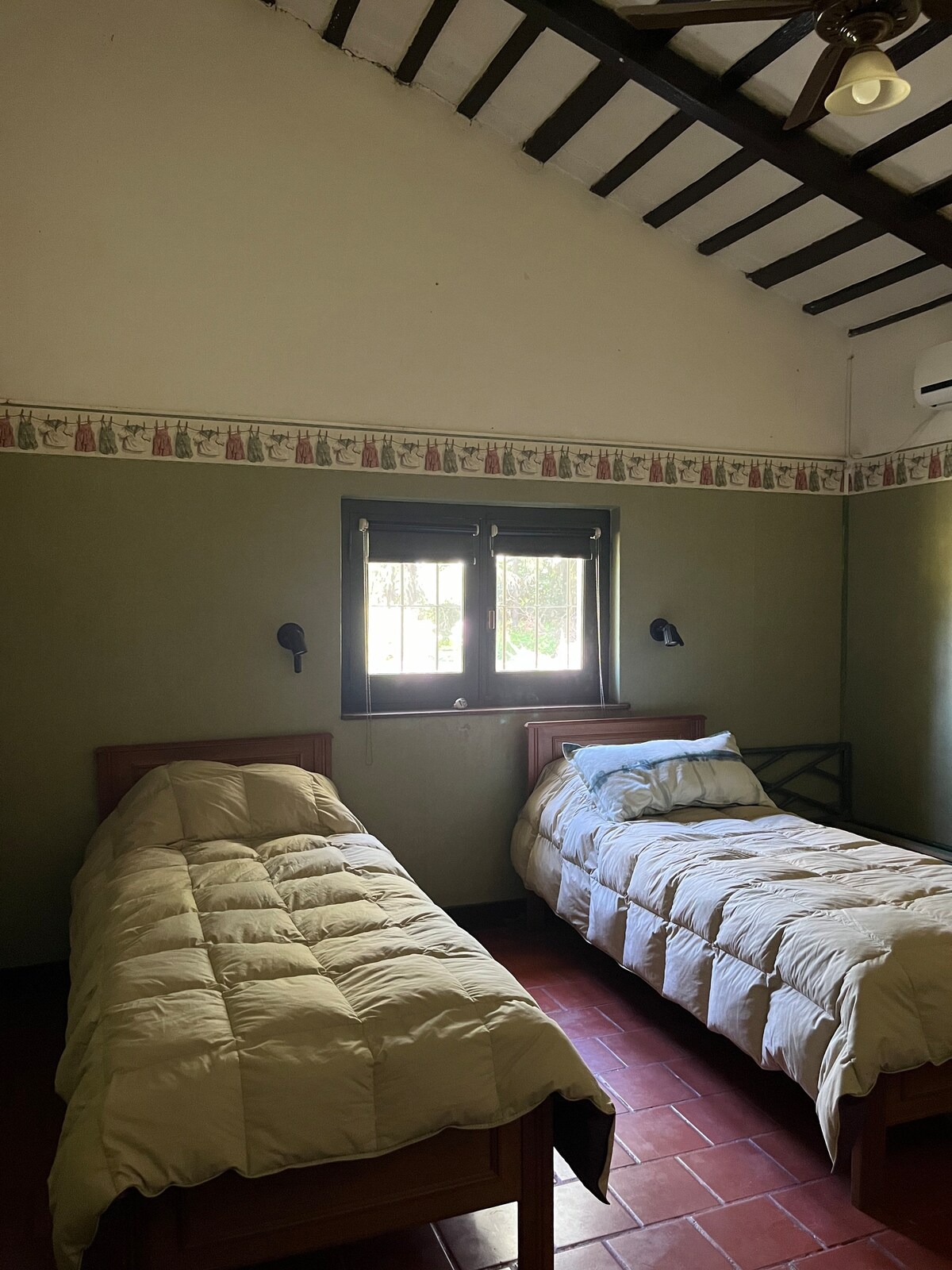 Izba s tromi samostatnými lôžkami