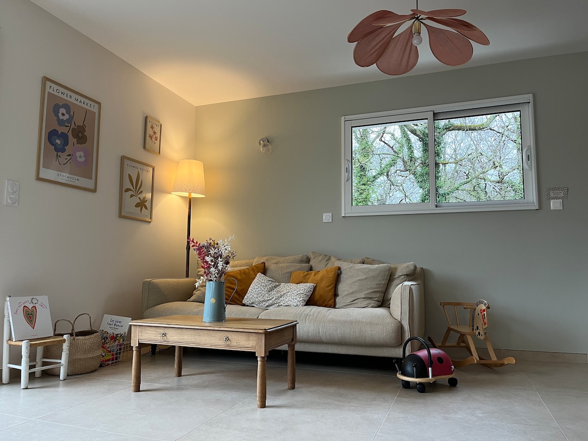 Popular Airbnb listing: Comfortable family home 6 bedrooms, 3 bathrooms, 3 toilets in Le Teich