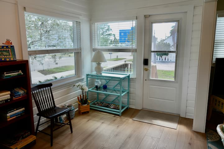 Quiet Cottage W/ Pool, 10 Minute Walk To Beach - Tarpon Springs, FL