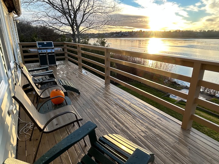 3 Br/3 Bath Waterfront, Yard. Walk To The Beach! - Narragansett, RI