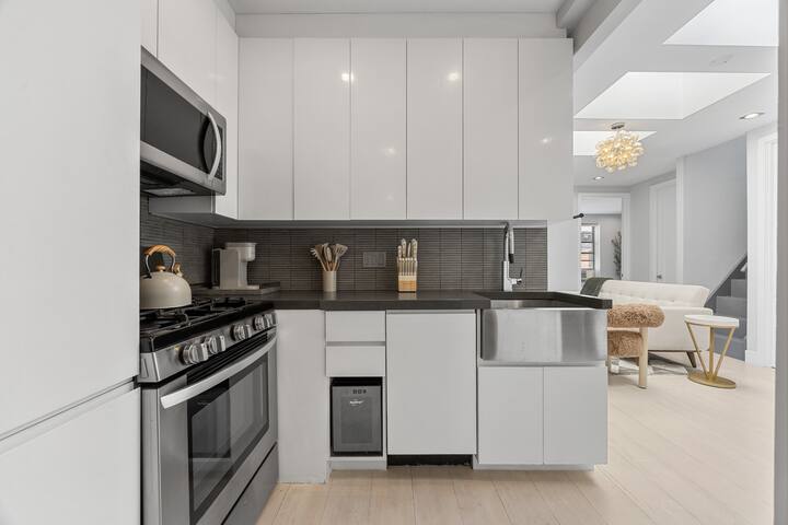 Lux Modern + Private Rooftop + W/D + Elevator gallery image 4