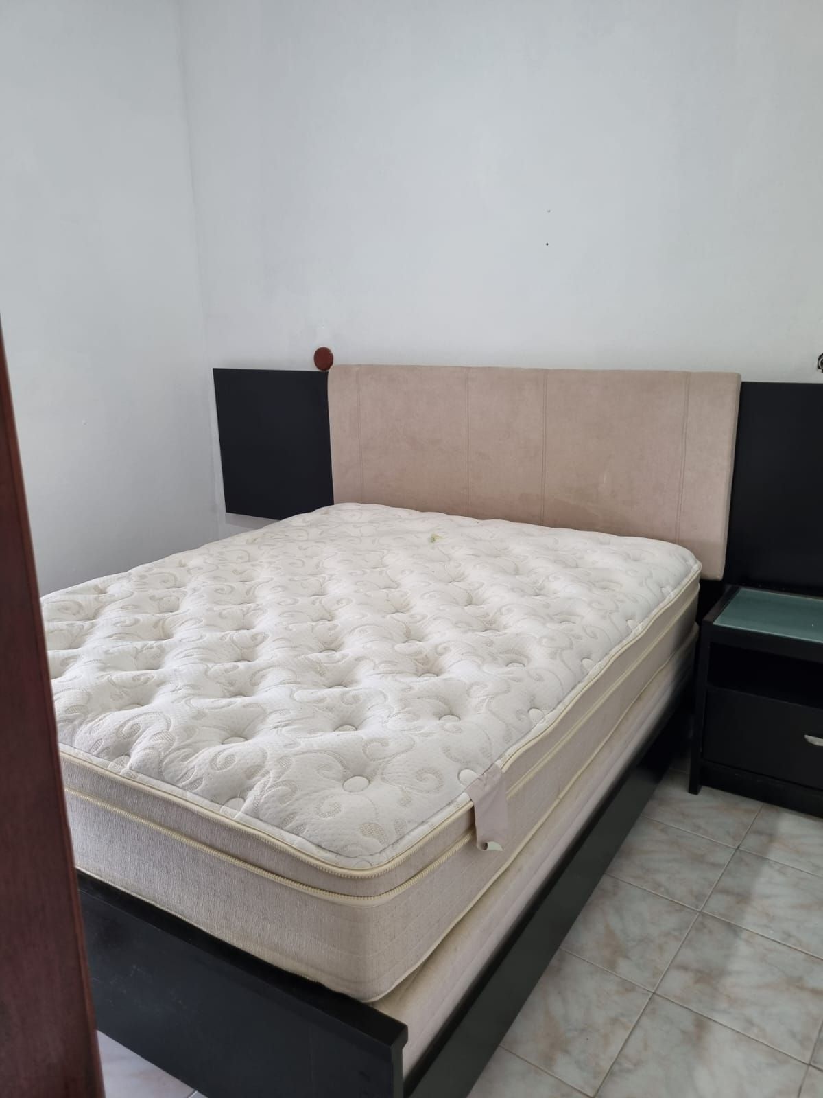 Suitë me banjë, krevat dopio "Queen", krevat tek, tavolinë pranë krevatit,
mini-krevat për fëmijë