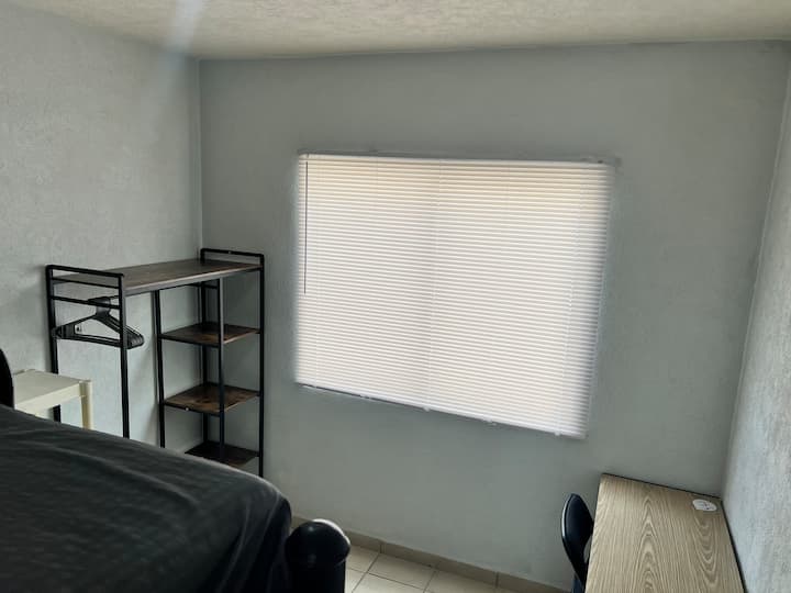 espaço confortável e espaçoso, tem uma mesa e cadeira para trabalhar.