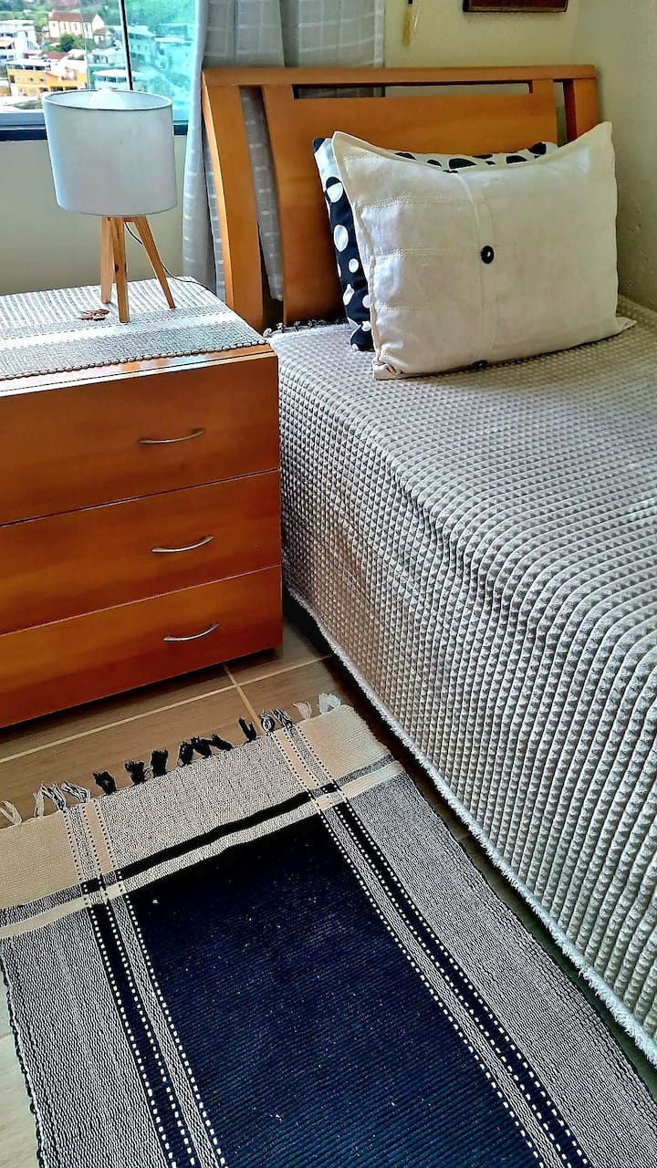 חדר עם מיטת יחיד גדולה. 