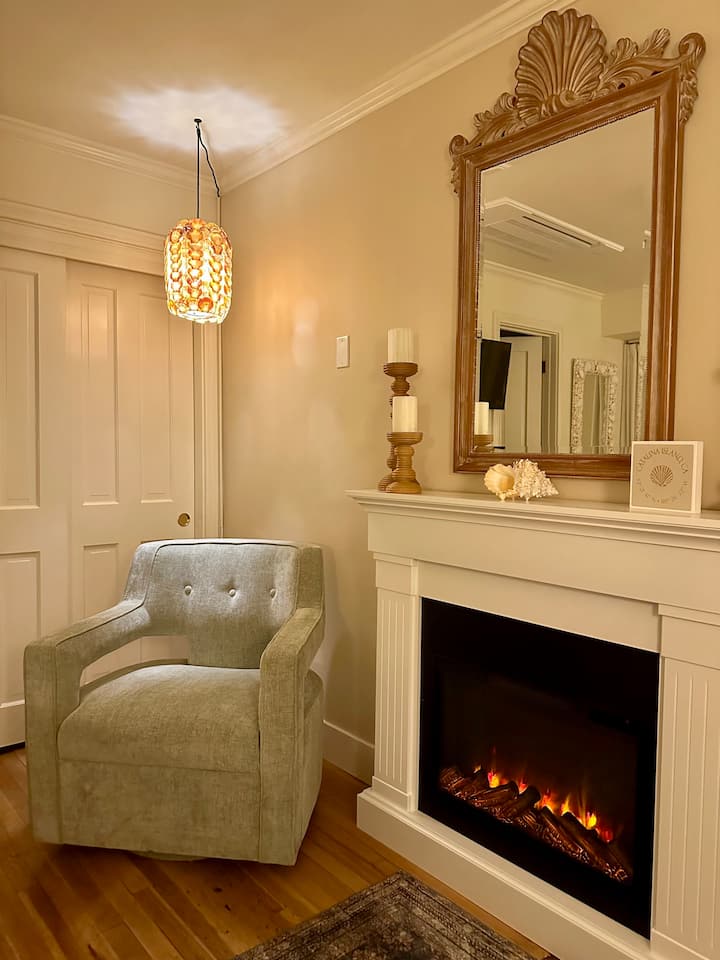 The Seashell Room is located upstairs. With a touch a button you'll have an instant (electric) fire next to a swivel chair to start your vacation off right.